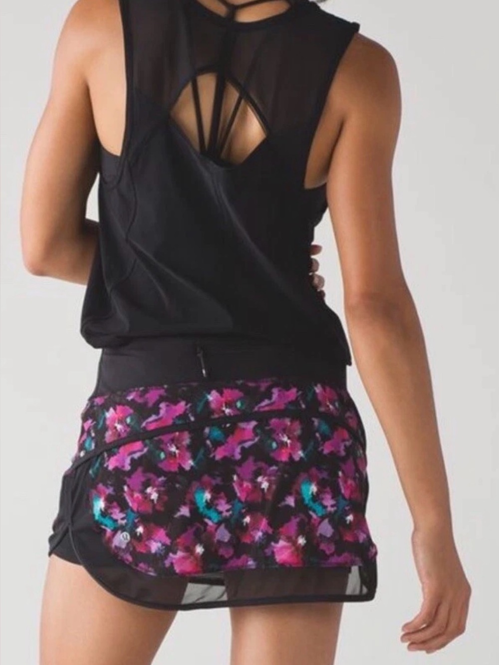 Lululemon Hotty Hot Skirt II
Mini Midnight Bloom Black Deep Fuschia / Black 6